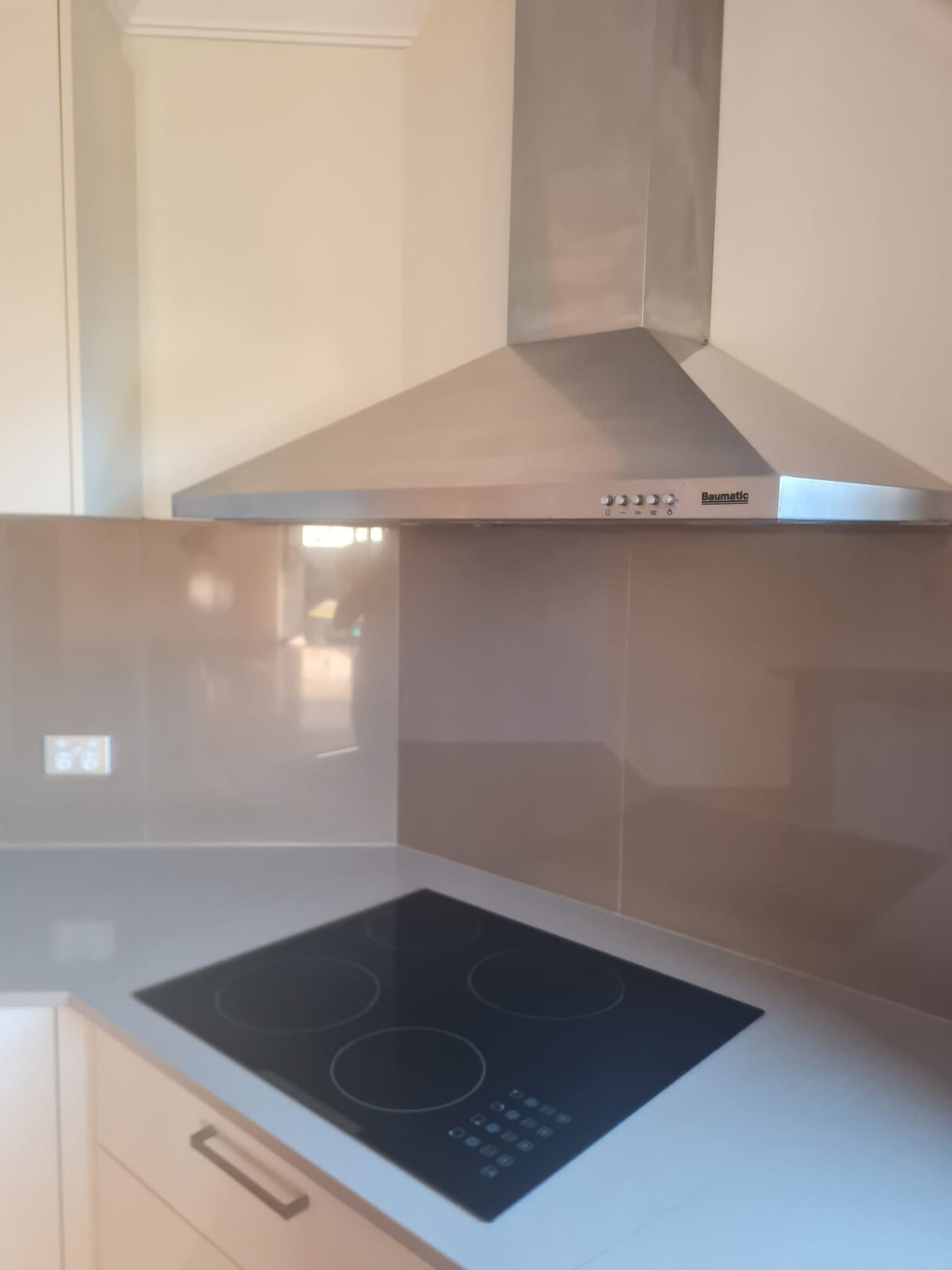 Cooktop, rangehood and splashback cleaned for end of lease